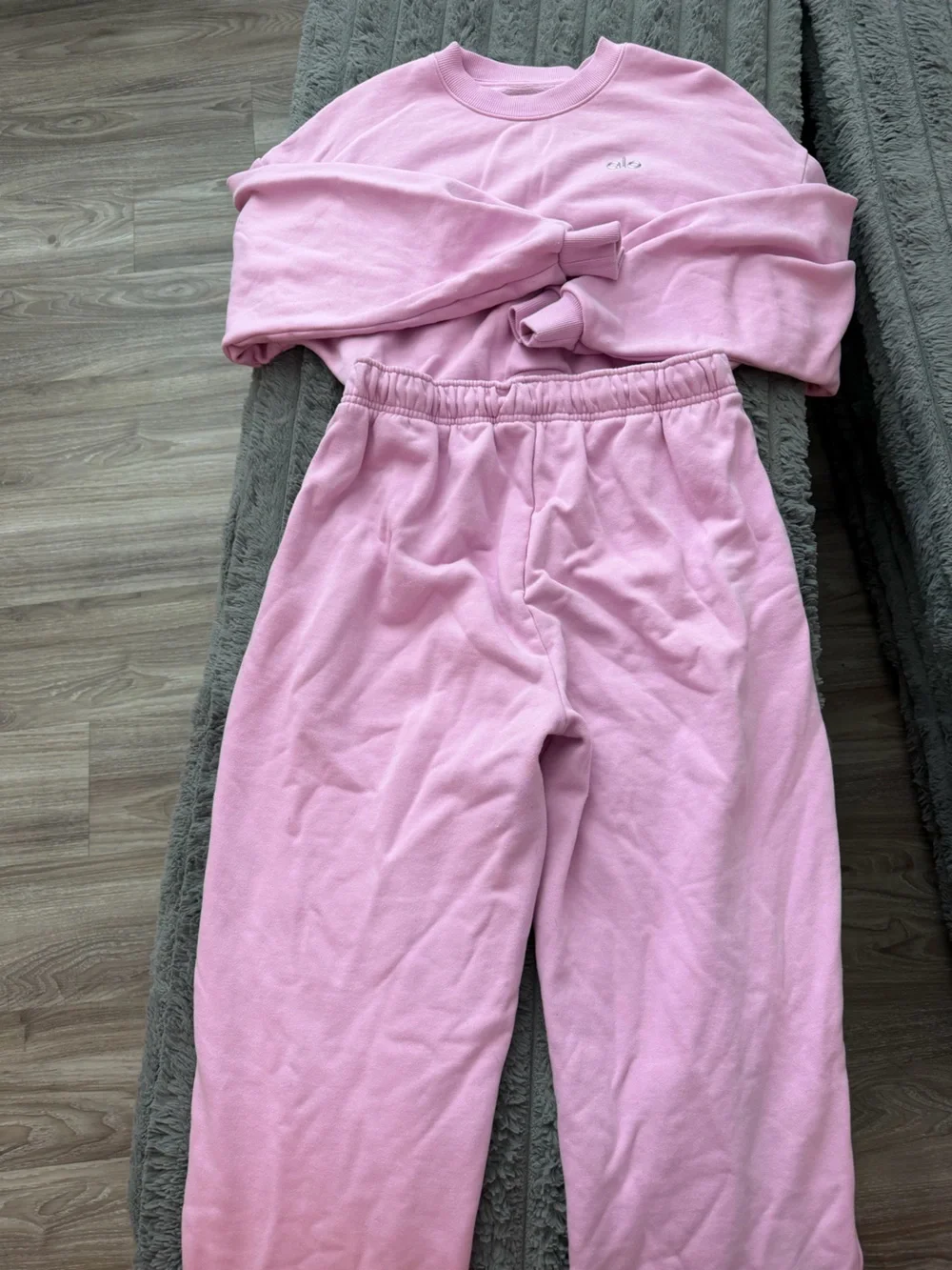 ALO Yoga candy heart pink accolade set